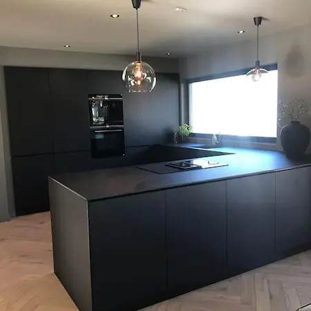 Sentrum, Valand Βίλα *